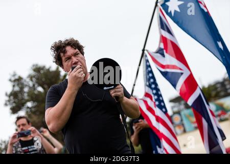 Melbourne, Australia, 5 dicembre 2020. Il noto campo libertario Topher dà un discorso durante la protesta di Sack Daniel Andrews a St Kilda. Alcune parti della comunità stanno cercando di rendere il Premier vittoriano responsabile per i fallimenti del suo governo che hanno portato a oltre 800 morti durante la crisi del Coronavirus. Victoria ha registrato 36 giorni di Covid libero come pressione sale sul Premier Daniel Andrews per rilassarsi tutte le restrizioni rimanenti. Credit: Dave Hewison/Alamy Live News Foto Stock