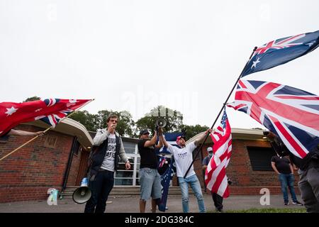 South Yarra, Australia, 5 dicembre 2020. I relatori cantano e tengono bandiere durante la protesta di Sack Daniel Andrews nel Fawkner Park. Alcune parti della comunità stanno cercando di rendere il Premier vittoriano responsabile per i fallimenti del suo governo che hanno portato a oltre 800 morti durante la crisi del Coronavirus. Victoria ha registrato 36 giorni di Covid libero come pressione sale sul Premier Daniel Andrews per rilassarsi tutte le restrizioni rimanenti. Credit: Dave Hewison/Alamy Live News Foto Stock