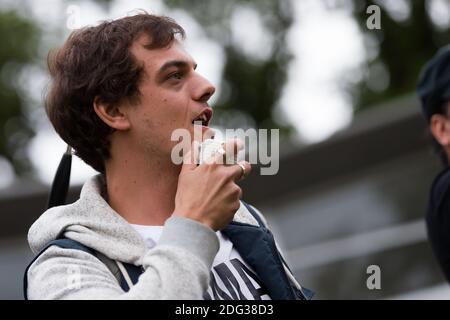 South Yarra, Australia, 5 dicembre 2020. Un uomo parla ai manifestanti durante la protesta di Sack Daniel Andrews a Fawkner Park. Alcune parti della comunità stanno cercando di rendere il Premier vittoriano responsabile per i fallimenti del suo governo che hanno portato a oltre 800 morti durante la crisi del Coronavirus. Victoria ha registrato 36 giorni di Covid libero come pressione sale sul Premier Daniel Andrews per rilassarsi tutte le restrizioni rimanenti. Credit: Dave Hewison/Alamy Live News Foto Stock