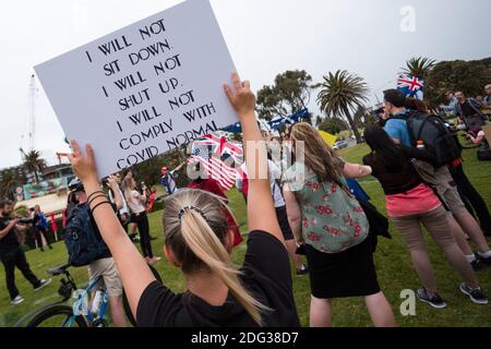 Melbourne, Australia, 5 dicembre 2020. Un cartello è tenuto alto con messaggi anti-governo durante la protesta di Sack Daniel Andrews a St Kilda. Alcune parti della comunità stanno cercando di rendere il Premier vittoriano responsabile per i fallimenti del suo governo che hanno portato a oltre 800 morti durante la crisi del Coronavirus. Victoria ha registrato 36 giorni di Covid libero come pressione sale sul Premier Daniel Andrews per rilassarsi tutte le restrizioni rimanenti. Credit: Dave Hewison/Alamy Live News Foto Stock