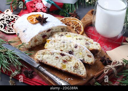 Affettato di Natale gustoso stollen con frutta secca e un bicchiere di latte. Prelibatezze tradizionali tedesche. Foto Stock