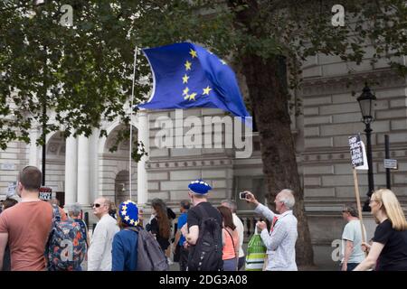 I manifestanti anti anti anti anti-Brexit marciano con una bandiera dell’Unione europea Foto Stock