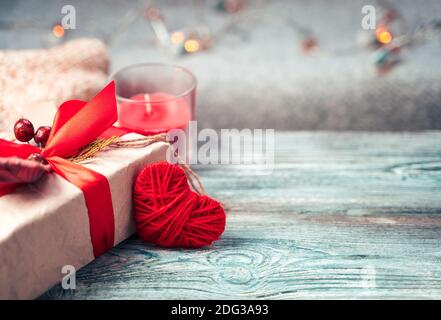 Cuore rosso e dono su sfondo festivo. Foto Stock