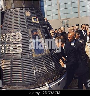 Il presidente degli Stati Uniti John F. Kennedy ispeziona l'interno di 'amicizia 7' il 23 febbraio 1962 a Hanger S, Cape Canaveral, Florida. Il presidente ha presentato la medaglia di servizio distinto (DSM) della NASA all'astronauta Glenn. Da sinistra a destra: Il presidente Kennedy, il tenente colonnello John H. Glenn, Jr. Altri. Foto di Cecil Stoughton - la Casa Bianca via CNP Foto Stock