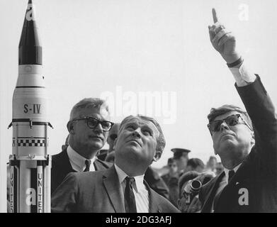 Marshall Space Flight Center (MSFC) il 16 novembre 1963, il direttore del dottor Wernher von Braun spiega il sistema di lancio di Saturn al presidente degli Stati Uniti John F. Kennedy a Cape Canaveral, Florida. L'amministratore delegato della National Aeronautics and Space Administration (NASA) Robert Seamans si trova a sinistra di von Braun. Foto di NASA via CNP Foto Stock