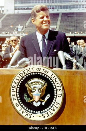 Il presidente degli Stati Uniti John F. Kennedy parla davanti a una folla di 35,000 persone al campo di football della Rice University di Houston, Texas, Texas, USA, il 12 settembre 1962. Di seguito sono riportati alcuni estratti del suo discorso. ' ...saliamo su questo nuovo mare [spazio] perché c'è una nuova conoscenza da acquisire, nuovi diritti da vincere, e devono essere conquistati e utilizzati per il progresso di tutte le persone. ...se diventerà una forza per il bene o per il male dipende dall'uomo, e solo se gli Stati Uniti occupano una posizione di preminenza possiamo aiutare a decidere se questo nuovo oceano sarà un mare di pace o un nuovo terrore Foto Stock