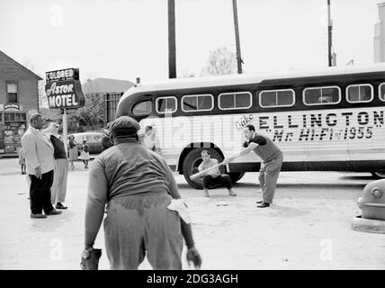 Duke Ellington e i membri della band che giocano a baseball di fronte al loro motel segregato durante il tour, Florida, USA, Charlotte Brooks, LOOK Magazine Photograph Collection, 1955 Foto Stock