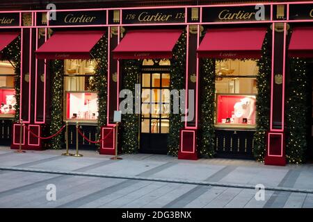 Esterno del negozio Cartier su Old Bond Street, Londra con esposizione natalizia. Foto Stock