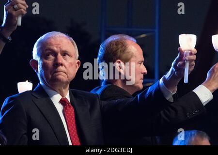 Il procuratore generale statunitense Jeff Sessions (a sinistra) e l'ex procuratore generale John Ashcroft tengono le candele durante la 30esima Vigil annuale a lume di candela per gli ufficiali delle forze dell'ordine uccisi nella linea di servizio al National Law Enforcement Officers Memorial sul National Mall 13 maggio 2018 a Washington, DC. Foto Stock