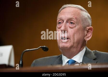 Il Segretario della Difesa degli Stati Uniti James Mattis testimonia durante un'audizione di bilancio del Comitato delle Stanziamenti del Senato a Capitol Hill il 9 maggio 2018 a Washington, DC. Il Segretario della Difesa James N. Mattis testimonia durante un'audizione del Comitato per le Stanziamenti del Senato su Capitol Hill, 9 maggio 2018. Il Segretario Mattis ha testimoniato insieme al General del corpo dei Marine degli Stati Uniti Joe Dunpd, presidente dei capi di Stato maggiore, circa la richiesta di bilancio dell'anno fiscale 2019. (DoD Photo by U.S. Army Sgt. James K. McCann) Segretario della Difesa James N. Mattis, sotto Segretario della Difesa (Comptroller) David L. Norquist e Presidente della Foto Stock