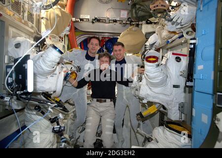 Handout foto dell'astronauta dell'ESA Thomas Pesquet (a sinistra) e dell'astronauta della NASA Shane Kimbrough (a destra) che hanno testato i loro attrezzi per la spacesuit per una passerella il 13 gennaio 2017 per aggiornare l'alimentazione elettrica della Stazione spaziale Internazionale. L'astronauta della NASA Peggy Whitson aiutò il duo a entrare nelle loro tute. La passeggiata spaziale di Thomas e Shane è la seconda a lavorare sulle batterie. Peggy e Shane hanno trascorso sei ore e 32 minuti all'esterno dell'installazione delle piastre dell'adattatore e del collegamento di tre delle sei nuove batterie venerdì 6 gennaio. Thomas ha praticato questa passeggiata spaziale per mesi sulla Terra al Johnson Space Center della NASA, Stati Uniti, ed ha fatto marcia in avanti Foto Stock