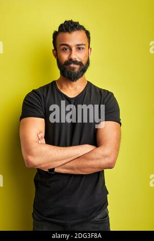 sicuro concentrato arabo maschile in posa isolato in studio, indiano arabo moderno uomo con espressione deadpan Foto Stock