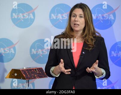 Ufficio delle comunicazioni della NASA Media Contatti Karen Fox parla durante un briefing pre-lancio sulla missione GRACE-FO presso la sede centrale della NASA il 30 aprile 2018 a Washington, DC. Foto Stock