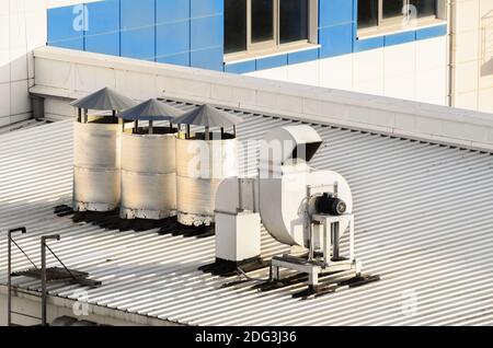 Sistemi di ventilazione su un tetto Foto Stock