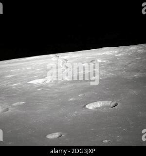 Questa vista obliqua in avanti alta di Rima Ariadeus sulla luna è stata fotografata dall'equipaggio Apollo 10 nel maggio 1969. Le coordinate del punto centrale si trovano a 17 gradi, 5 minuti di longitudine est e 5 gradi, 0 minuti di latitudine nord. L'equipaggio dell'Apollo 10 mirava a una telecamera portatile da 70 mm sulla superficie dall'orbita lunare per una serie di immagini di quest'area. Foto di NASA via CNP /ABACAPRESS.COM Foto Stock