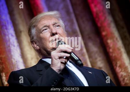 Il Presidente eletto Donald Trumps ha espresso le sue osservazioni al Chairman's Global Dinner, presso l'auditorium Andrew W. Mellon di Washington, D.C., il 17 gennaio 2017. L’invito a partecipare solo all’evento black-tie è un’opportunità per Trump di presentare se stesso e i membri del suo gabinetto ai diplomatici stranieri. Foto di Kevin Dietsch/UPI Foto Stock