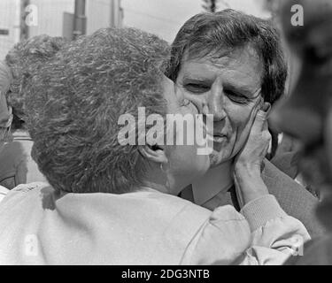 Gary Hart, candidato presidenziale e senatore statunitense, ottiene un grande bacio da un sostenitore durante una campagna di arresto a Cleveland, Ohio, il 6 maggio 1984. Foto Stock