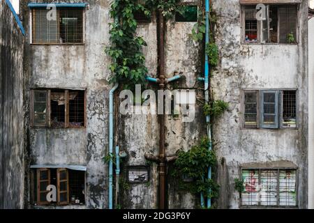 Vista sul cortile nel quartiere residenziale di Yangon, Myanmar Foto Stock