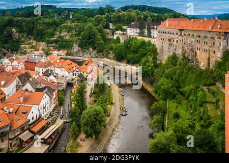 Vista ad alto angolo del Castello di Cesky Krumlov e del Castello, Cesky Krumlov, regione boema meridionale, Repubblica Ceca Foto Stock