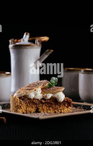 vari dessert con tè su sfondo nero Foto Stock