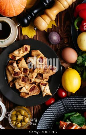 biscotti fatti in casa con marmellata di fragole su sfondo di legno Foto Stock