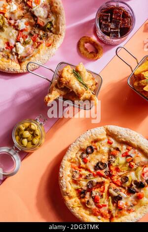Pizza italiana con verdure, ali di pollo, patate, salsa Foto Stock