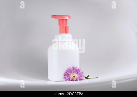 Flacone dispenser bianco senza marchio isolato sullo sfondo Foto Stock