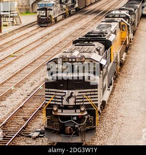 Vagoni a carbone lento su binari ferroviari Foto Stock