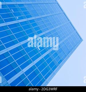 Vista panoramica e prospettica dal lato inferiore dei grattacieli dell'alto edificio in vetro blu, concetto aziendale di successo indu Foto Stock