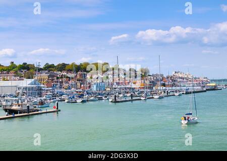 Cowes, Isola di Wight, Inghilterra, Regno Unito. Barche e barche ormeggiate nel porto turistico. Foto Stock