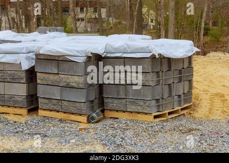 Blocchi di cemento industriali per l'uso in costruzioni edili non rifinite cantiere Foto Stock