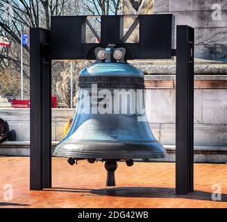 Replica Liberty Bell di fronte alla Union Station di Washington D.C. Foto Stock