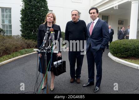 Mark Fields, CEO della Ford, Mary barra e Sergio Marchionne, CEO della Fiat Chrysler, parlano ai media dopo aver incontrato il presidente Donald Trump alla Casa Bianca il 24 gennaio 2017 a Washington, D.C .Foto di Olivier Douliery/Abaca Foto Stock