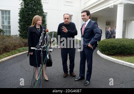 Mark Fields, CEO della Ford, Mary barra e Sergio Marchionne, CEO della Fiat Chrysler, parlano ai media dopo aver incontrato il presidente Donald Trump alla Casa Bianca il 24 gennaio 2017 a Washington, D.C .Foto di Olivier Douliery/Abaca Foto Stock