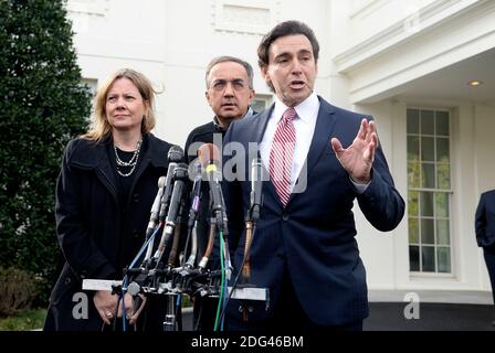 Mark Fields, CEO della Ford, Mary barra e Sergio Marchionne, CEO della Fiat Chrysler, parlano ai media dopo aver incontrato il presidente Donald Trump alla Casa Bianca il 24 gennaio 2017 a Washington, D.C .Foto di Olivier Douliery/Abaca Foto Stock