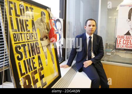 Esclusivo. Benoit Hamon, candidato alle primarie presidenziali Socialiste, si pone alla sua sede della campagna al Tour Montparnasse di Parigi, in Francia, il 24 gennaio 2017. Foto di Jerome Domine/ABACAPRESS.COM Foto Stock