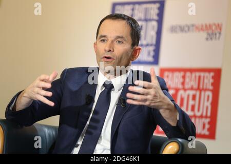 Esclusivo. Benoit Hamon, candidato alle primarie presidenziali Socialiste, si pone alla sua sede della campagna al Tour Montparnasse di Parigi, in Francia, il 24 gennaio 2017. Foto di Jerome Domine/ABACAPRESS.COM Foto Stock