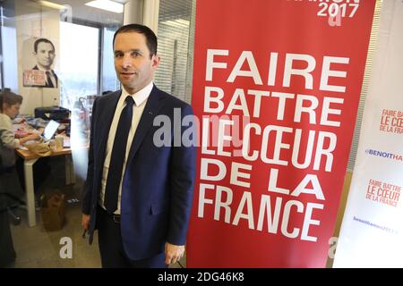 Esclusivo. Benoit Hamon, candidato alle primarie presidenziali Socialiste, si pone alla sua sede della campagna al Tour Montparnasse di Parigi, in Francia, il 24 gennaio 2017. Foto di Jerome Domine/ABACAPRESS.COM Foto Stock