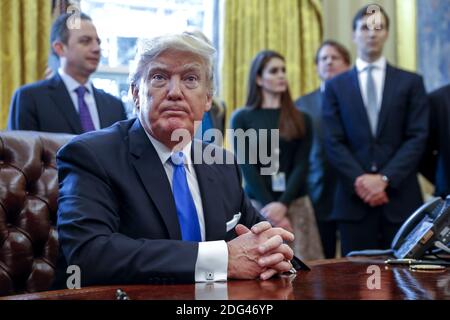 Il presidente DEGLI STATI UNITI Donald Trump (F), con il capo dello staff della Casa Bianca Reince Pribus (L), il direttore delle comunicazioni della Casa Bianca Hope Hicks (2L) e il consulente senior Jared Kushner (R), dopo aver firmato cinque ordini esecutivi relativi all'industria degli oleodotti nell'ufficio ovale della Casa Bianca a Washington, DC, USA, 24 gennaio 2017. Il presidente Trump ha una giornata intera di incontri, tra cui uno con il leader della maggioranza del Senato Mitch McConnell e un altro con la piena leadership del Senato. Foto di Pool/ABACAPRESS.COM Foto Stock