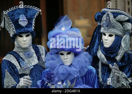 Indossatore di maschere al carnevale di Venezia Foto Stock