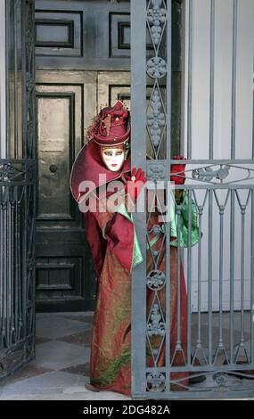 Indossatore di maschere al carnevale di Venezia Foto Stock