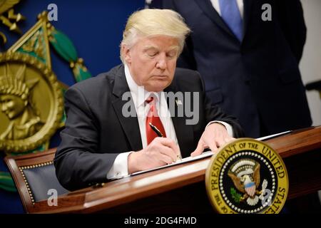 Il presidente DEGLI STATI UNITI Donald Trump firma gli ordini esecutivi nella Hall of Heroes presso il Dipartimento della Difesa in Virginia, il 27 gennaio 2017. Foto di Olivier Douliery/Abaca Foto Stock