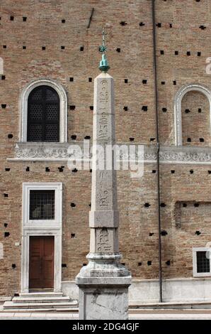 Obelisco egiziano di fronte al Palazzo Ducale di Urbino Foto Stock