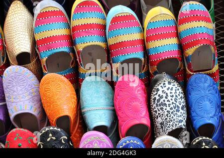 Marocchino in pelle pantofole per la vendita in un mercato in stallo Foto Stock
