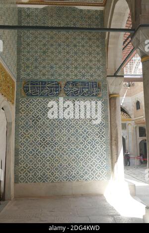 ISTANBUL, Turchia - 6 Sep, 2019 - Iznik tessere mosaico nell'harem nel palazzo Topkapi ad Istanbul in Turchia Foto Stock