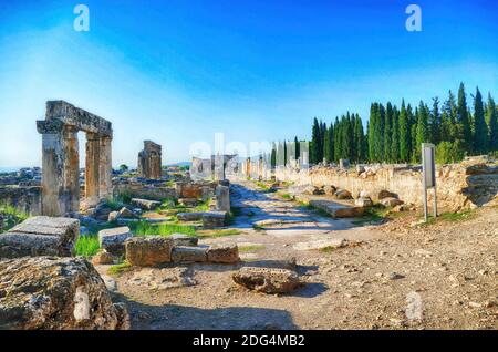 Rovine di collonaded street vicino all'Arco di Domiziano Hierapolis, Turchia Foto Stock