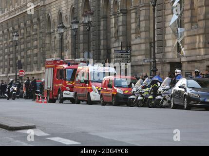 La polizia ha detto che il 3 febbraio 2017 a Parigi, in Francia, dopo un soldato che pattuglia al museo ha sparato e ferito gravemente un uomo accanito che gridava "Allahu Akbar" mentre attaccava le forze di sicurezza. Un soldato è stato 'lievemente ferito' ed è stato portato in ospedale, mentre il cavaliere è in una condizione seria ma è ancora vivo, le forze di sicurezza hanno detto. Foto di Somer/ABACAPRESS.COM Foto Stock