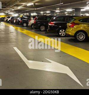 Auto in un parcheggio sotterraneo Foto Stock