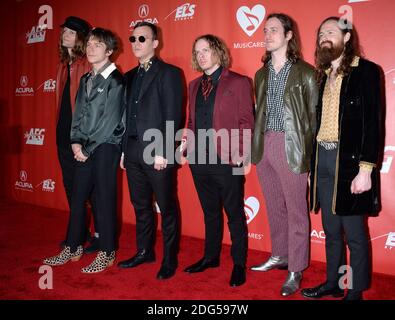 I musicisti Daniel Tichenor, Jared Champion, Matt Shultz, Brad Shultz, Nick Bockrath, e Matthan Minster del gruppo musicale Cage the Elephant partecipano alla 2017 MusiCares persona dell'anno in onore di Tom Petty il 10 febbraio 2017 a Los Angeles, CA, USA. Foto di Lionel Hahn/ABACAPRESS.COM Foto Stock