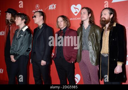 I musicisti Daniel Tichenor, Jared Champion, Matt Shultz, Brad Shultz, Nick Bockrath, e Matthan Minster del gruppo musicale Cage the Elephant partecipano alla 2017 MusiCares persona dell'anno in onore di Tom Petty il 10 febbraio 2017 a Los Angeles, CA, USA. Foto di Lionel Hahn/ABACAPRESS.COM Foto Stock